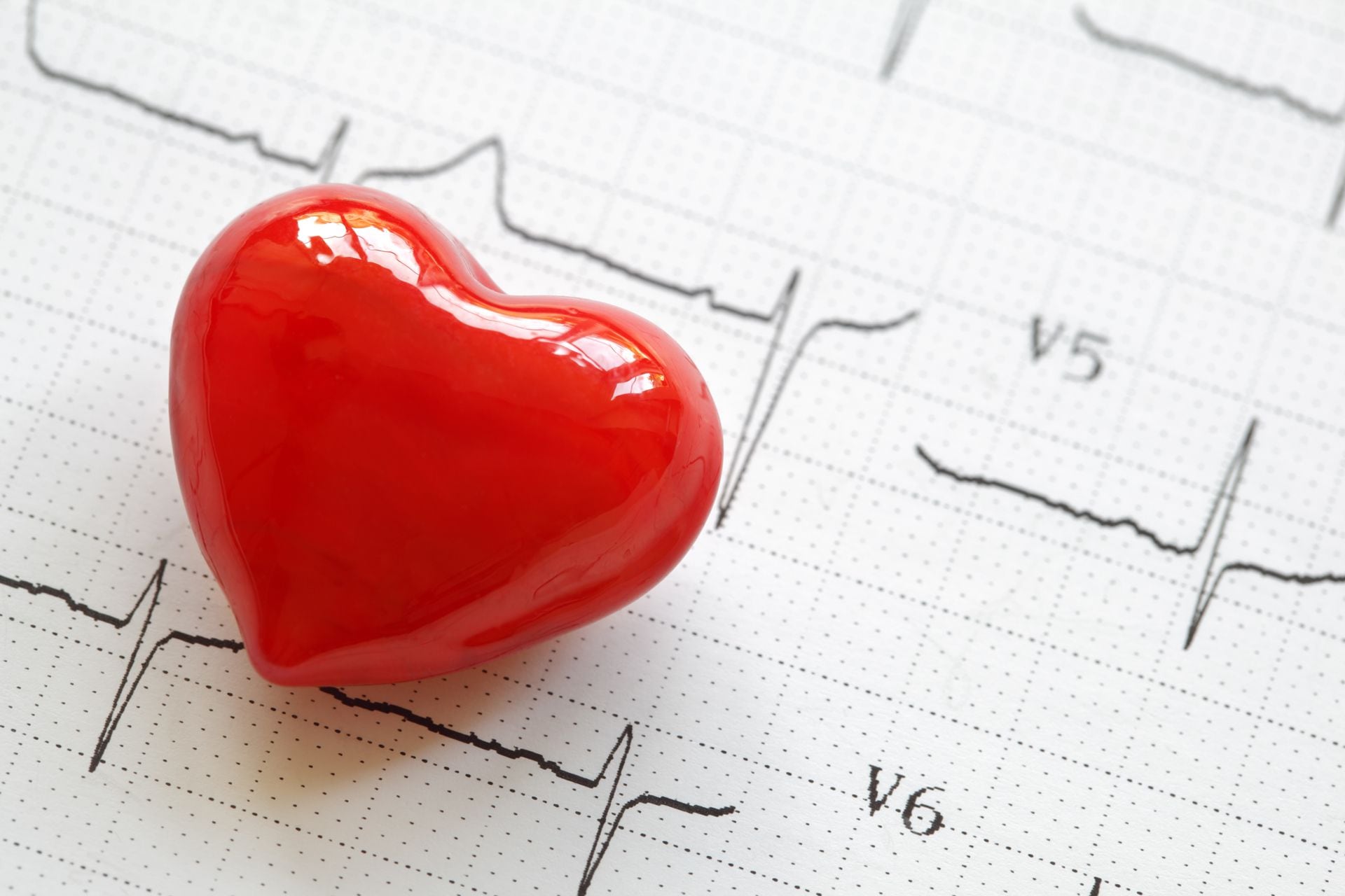 El electrocardiograma es el registro eléctrico de la actividad cardíaca desde la superficie corporal  (iStock)