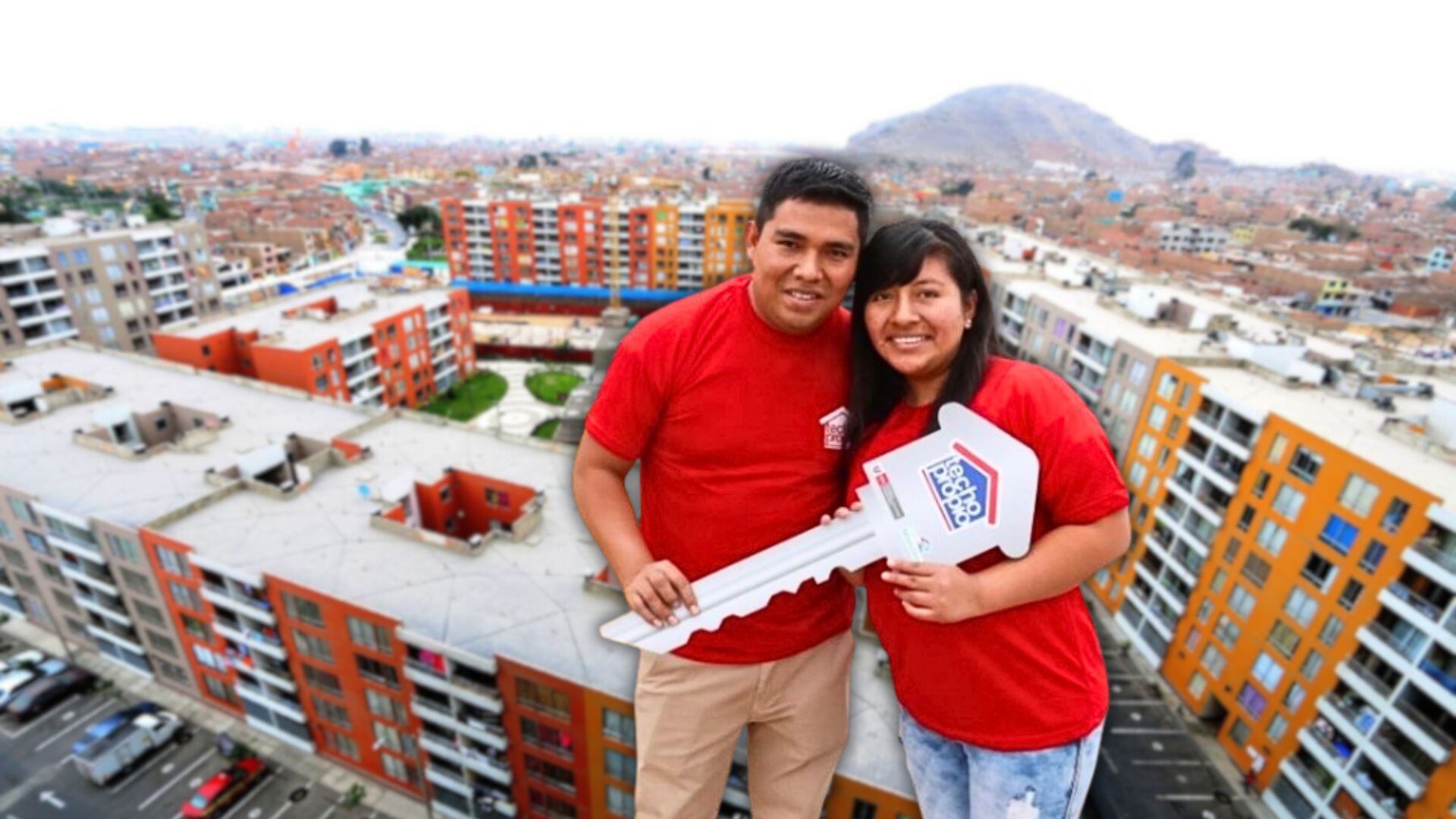 Pareja de hombre y mujer con llave de Techo Propio en frente de complejo de edificios con residencias en Perú