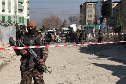 Un oficial de seguridad afgano vigila el lugar de una explosión en Kabul, Afganistán, el 15 de diciembre de 2020. REUTERS/Omar Sobhani