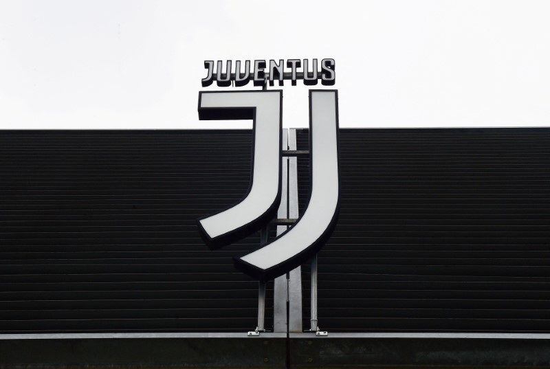 FOTO DE ARCHIVO. Juventus Allianz Stadium, Turín, Italia - 12 de marzo de 2020 - Vista general del escudo del club fuera del estadio. REUTERS/Massimo Pinca