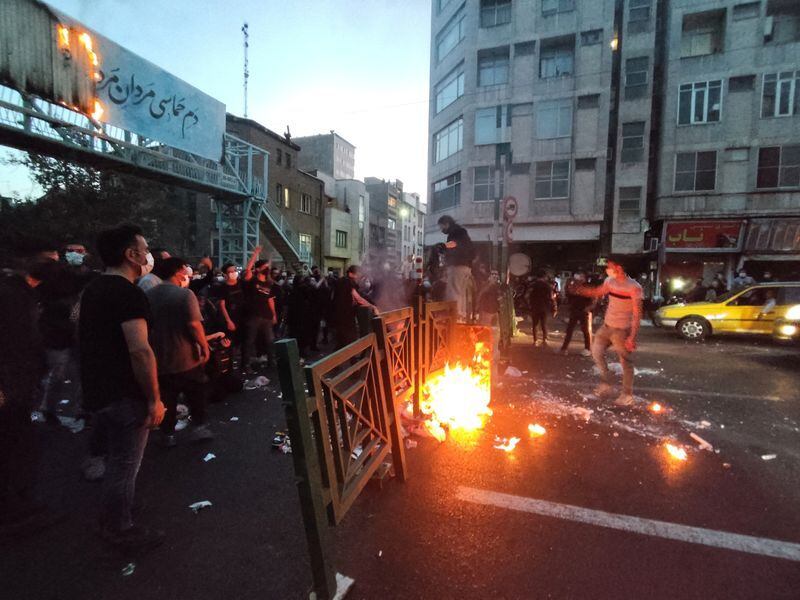 Imagen referencial de un grupo de personas encendiendo una hoguera durante una protesta por la muerte de Mahsa Amini en Teherán, Irán. 21 de septiembre de 2022. WANA (West Asia News Agency) vía REUTERS/Archivo