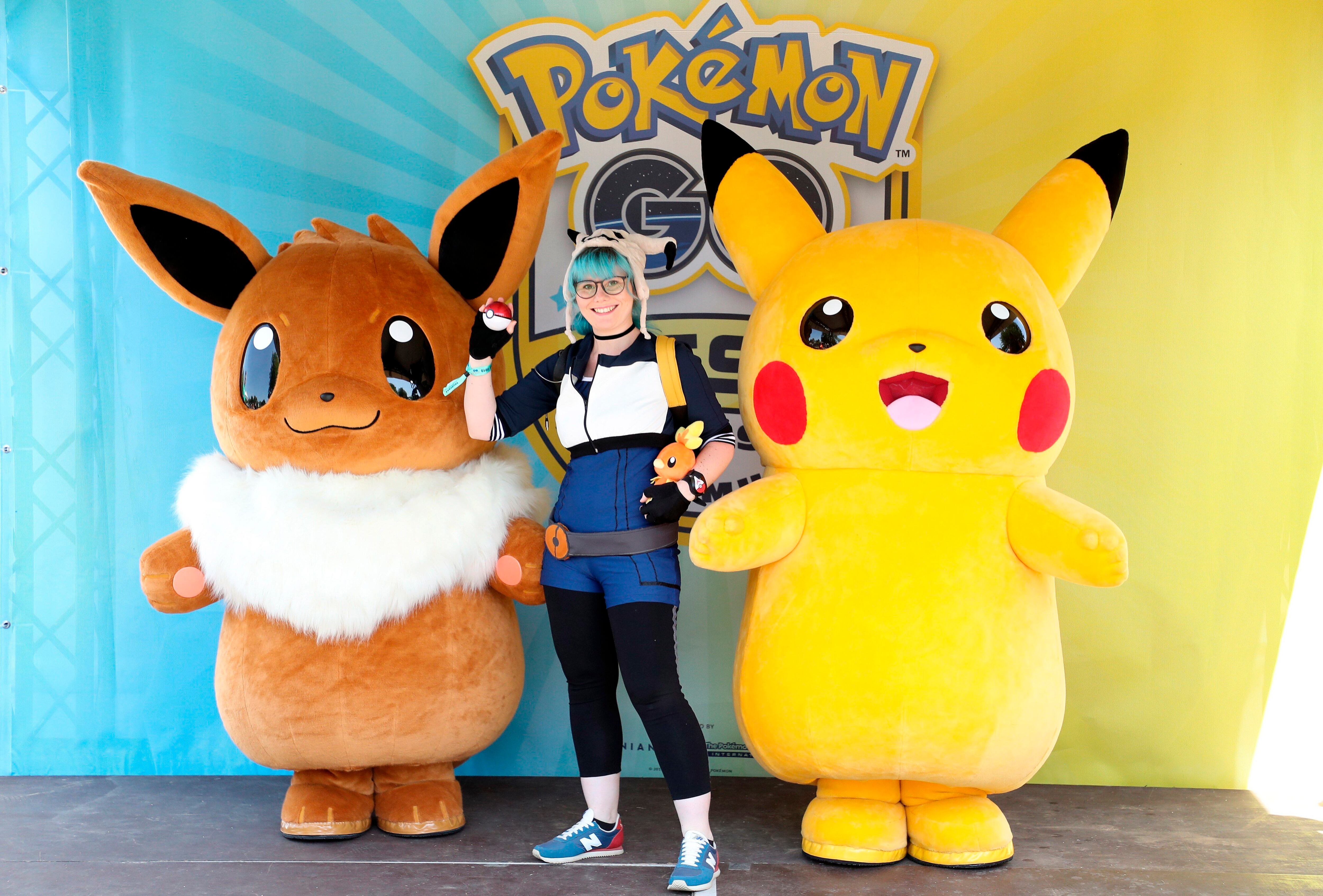 Furor Pokémon, desde hace 25 años: Una chica posa con Pikachu y Eevee en foto de archivo. EFE/EPA/FRIEDEMANN VOGEL 
