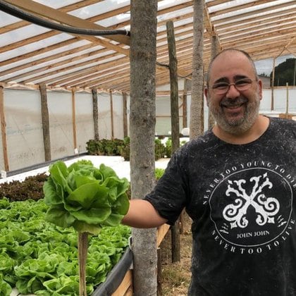 Alejandro Marchena, esposo de Mariana, dejó su trabajo en una empresa de agroquímicos y actualmente traslada conocimiento y pasión en el emprendimiento 