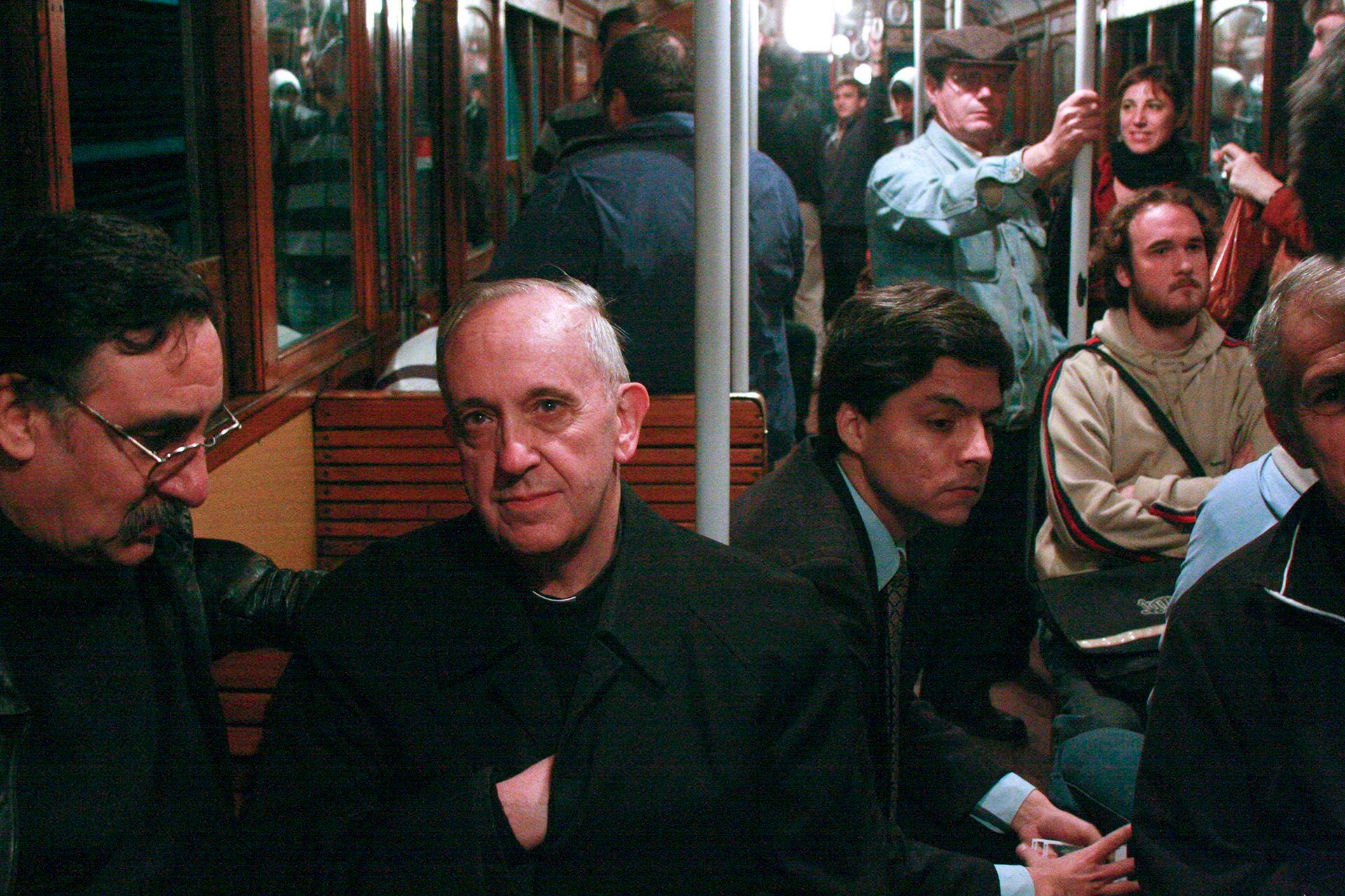 El entonces cardenal Bergoglio, en 2008, viajando en un subterráneo de Buenos Aires (AP)