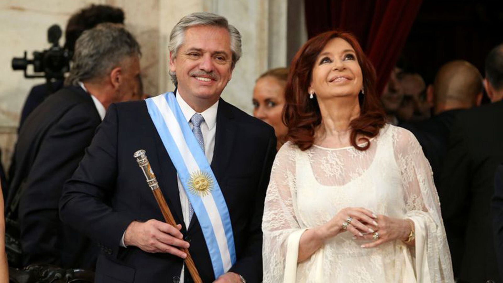 El presidente argentino, Alberto Fernández, sostiene el bastón presidencial, junto a su vicepresidenta, Cristina Fernández de Kirchner, en su ceremonia de asunción en el Congreso Nacional, Buenos Aires.