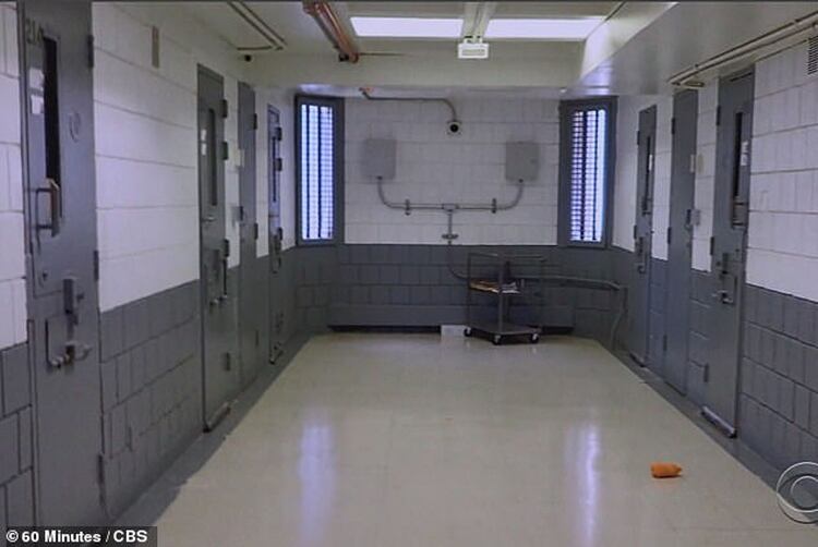 El pasillo de las celdas del Metropolitan Correctional Center de Manhattan. En el fondo puede verse la cámara con el cual podía monitorearse de forma general las puertas. Sin embargo, los guardias debían observar los movimientos de cada una de los lugares cada 30 minutos (Gentileza 60 Minutes/CBS)