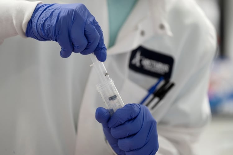 Las farmacéuticas Moderna y Cansino ya prueban en personas la posible vacuna contra COVID-19 (REUTERS/Bing Guan)