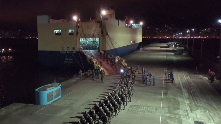 En esta ocasiÃ³n la rotaciÃ³n fue realizada por tierra, aire y mar. En la foto, tropas desembarcan en Hong Kong (AFP)