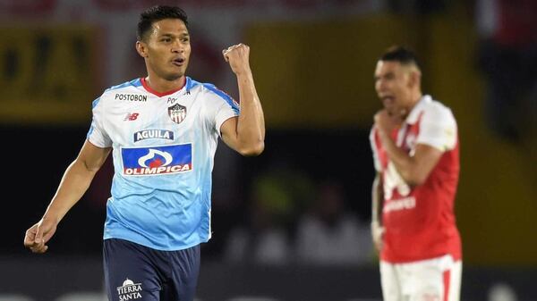 Teo Gutiérrez marcó uno de los goles de Junior ante Independiente Santa Fe (AFP)
