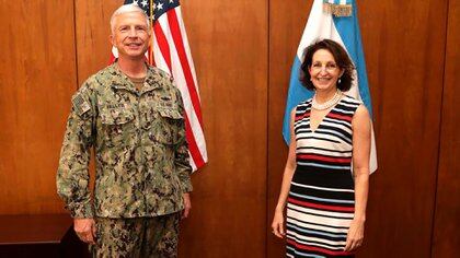 La encargada de negocios de los Estados Unidos, MaryKay Carlson y el almirante Craig Faller, jefe del Comando Sur