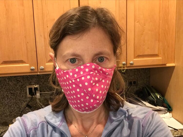 Kelly Michelson, médica experta en bioética de la Universidad de Northwestern, Illinois, muestra la máscara protectora que le confeccionó su madre. La profesional expuso sobre la encrucijada que enfrentan sus colegas al momento de decidir quién vive y quién no ante la pandemia por el coronavirus (Twitter)