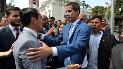 El presidente de la Asamblea Nacional, Juan Guaido, saludando al embajador francés, Romain Nadal, el 5 de enero pasados (AP Photo/Matias Delacroix)