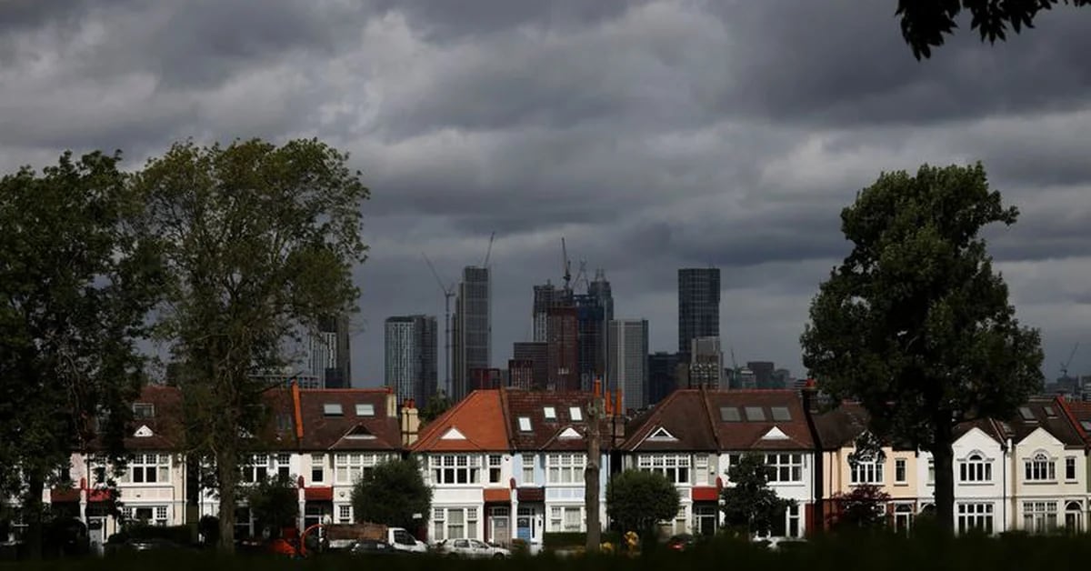 UK house prices rise, but inflation caps outlook – Halifax