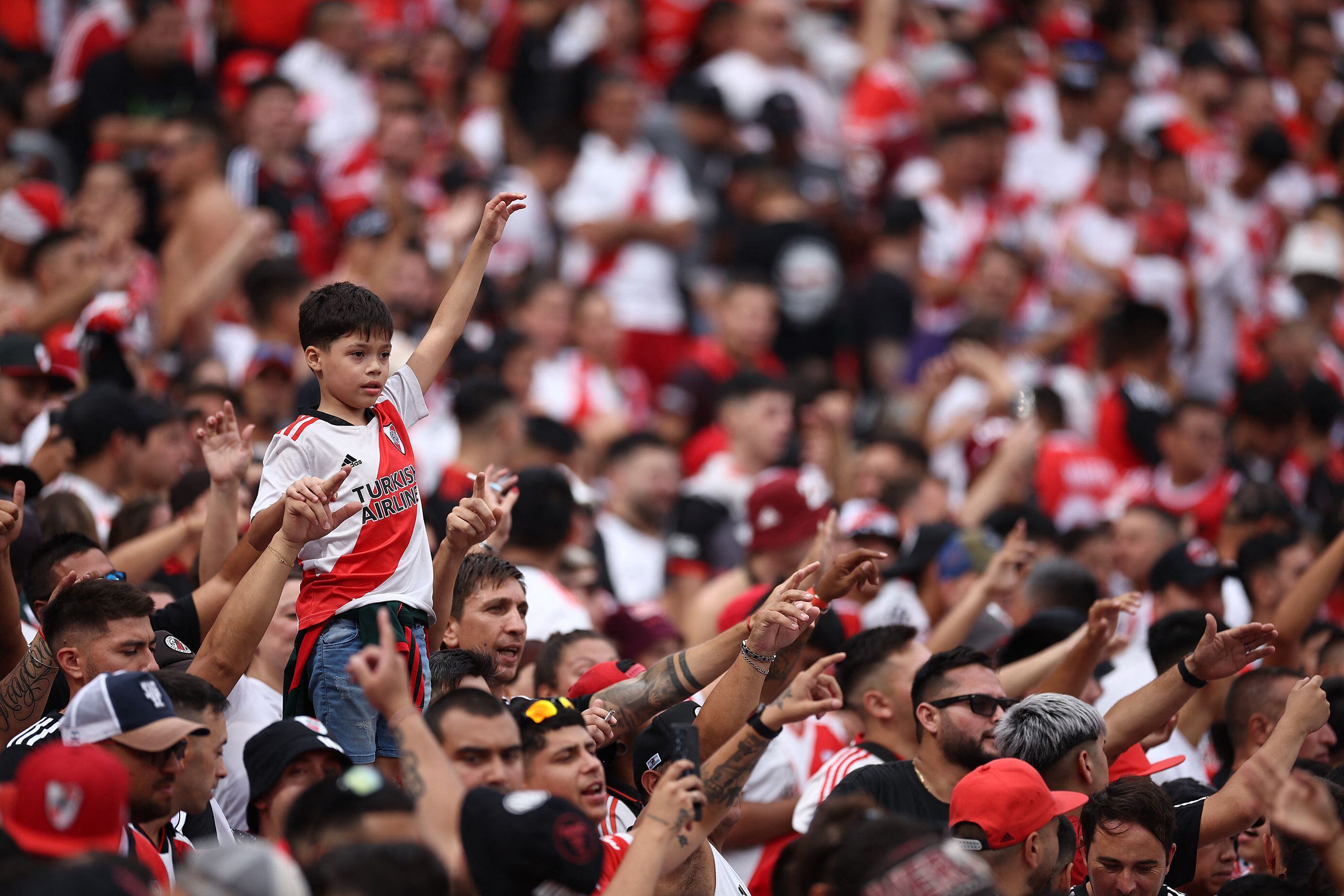 La marea roja y blanca se acomodó en los cuatro costados de estadio Monumental (Foto: Reuters)