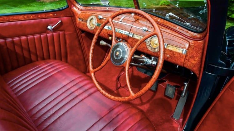 El lujoso interior del Packard en perfecto estado, e intacto, tal cual fue fabricado. (Foto: Mecum)