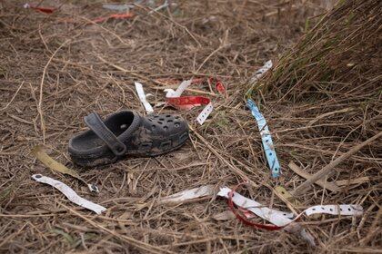 Los brazaletes aparecen tirados luego de que los migrantes se los quitan una vez que se encuentran del lado de EEUU. Penitas, Texas (Foto: REUTERS/Adrees Latif)