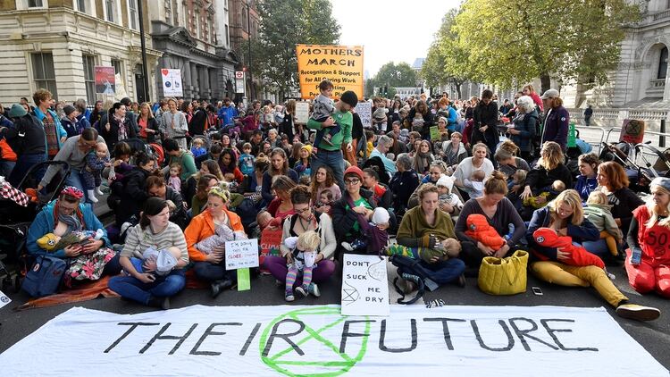 Este miércoles, madres asistieron al centro de Londres con sus bebés y les dieron de lactar para poner el énfasis en el futuro de la próxima generación (Reuters)