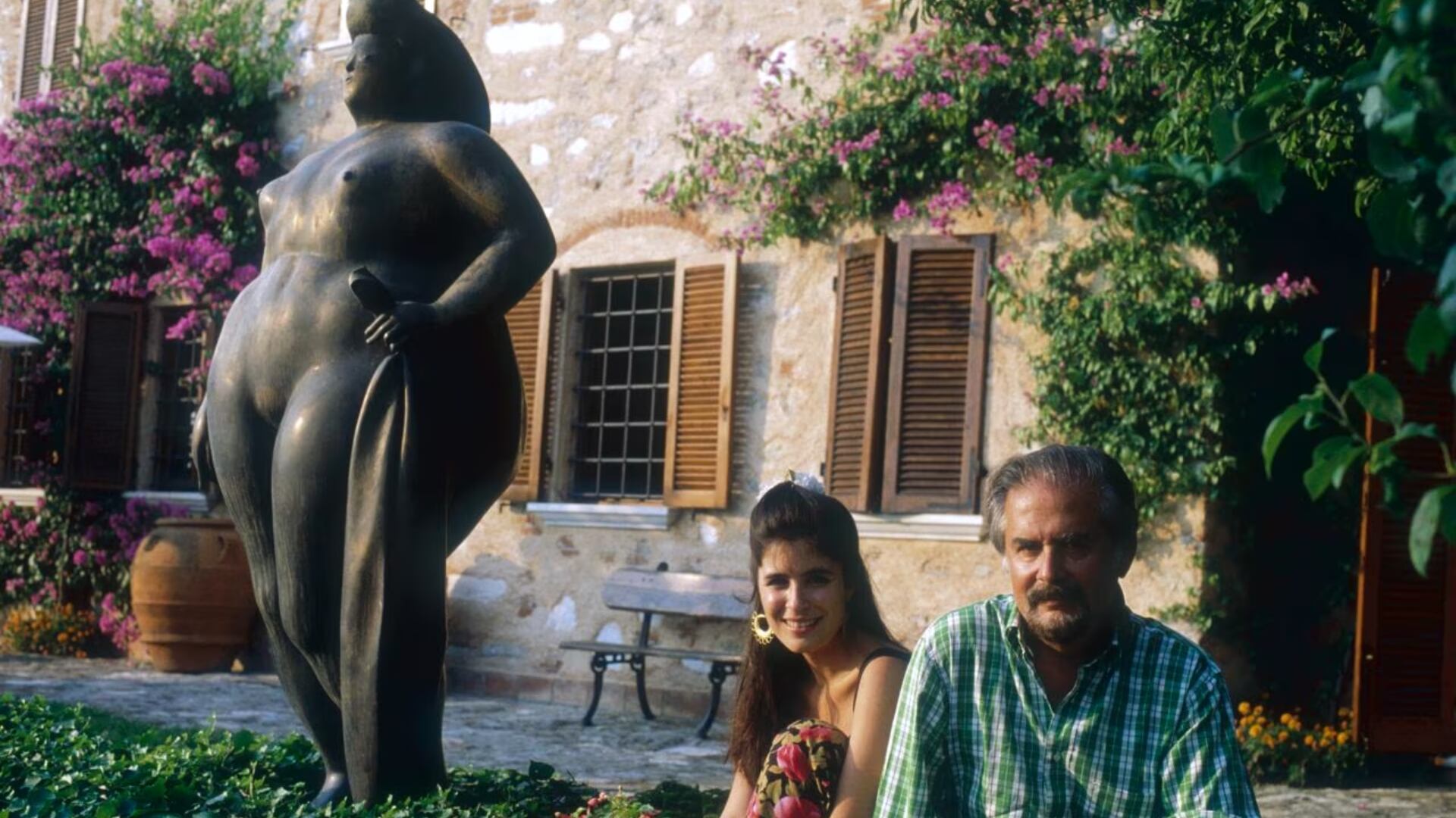 Fernando Botero y su esposa Sophia Vari siempre se tomaban fotos en el exterior de su residencia en Pietrasanta, Italia, en compañía de una de las esculturas creadas por el antioqueño - crédito Reuters