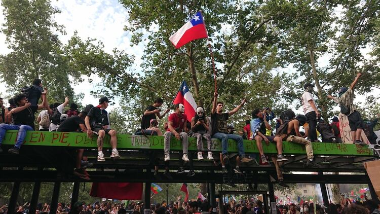 Las estaciones de Metro y de bus sirvieron de tarima para los manifestantes. Si bien se ven destruidas, no sucedió en esta protesta sino en las anteriores.