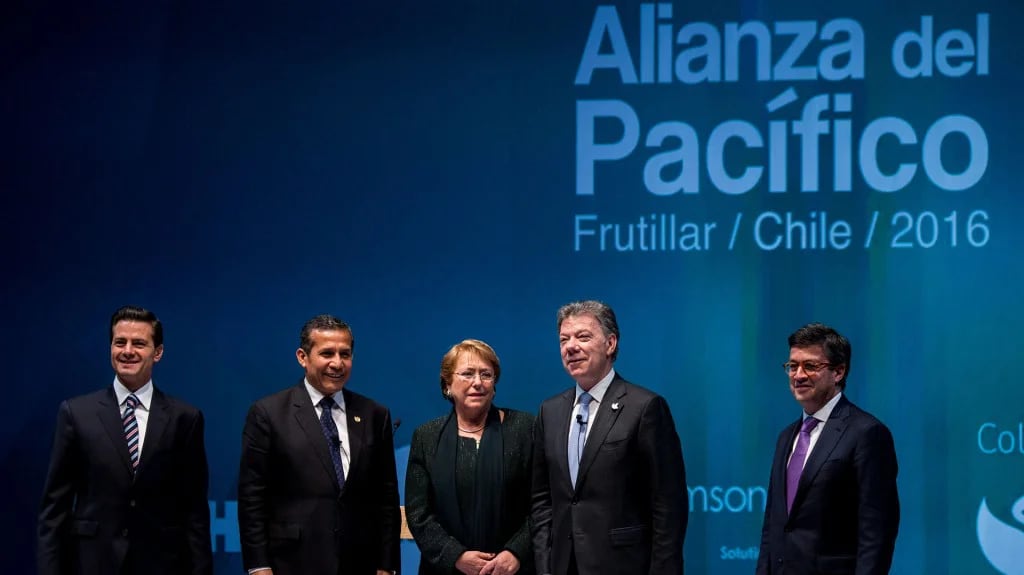 Enrique Peña Nieto, Ollanta Humala, Michelle Bachelet y Juan Manuel Santos en la Cumbre Empresarial de la Alianza del Pacífico (AFP)