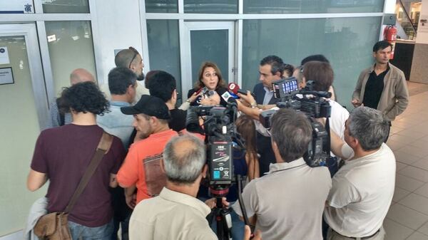 Mónica Fein, intendente de Rosario, este lunes en el aeropuerto local