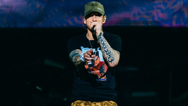 Una nueva biografía, Not Afraid: The Evolution of Eminem, revela cómo el rapero superó la adicción a las drogas con la ayuda de Elton John 
