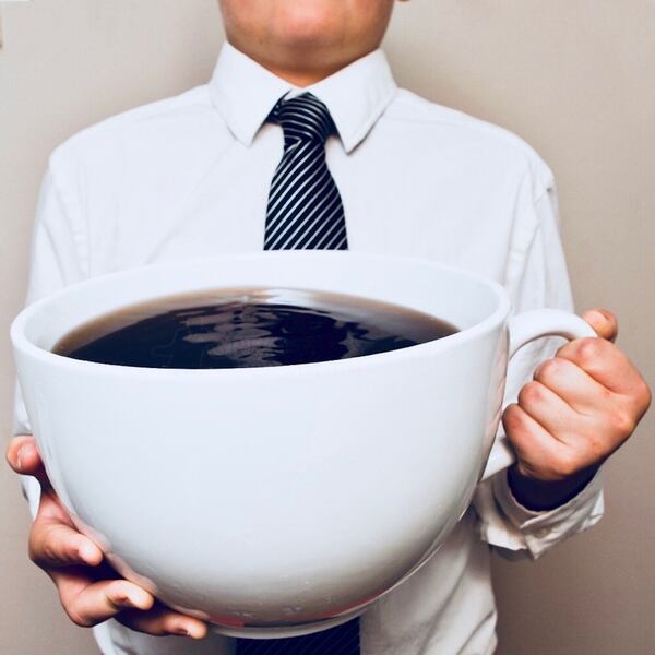 La dosis diaria recomendada de cafeína es de 400 miligramos o lo que equivale a 350 centímetros cúbicos. Imagen no ilustrativa