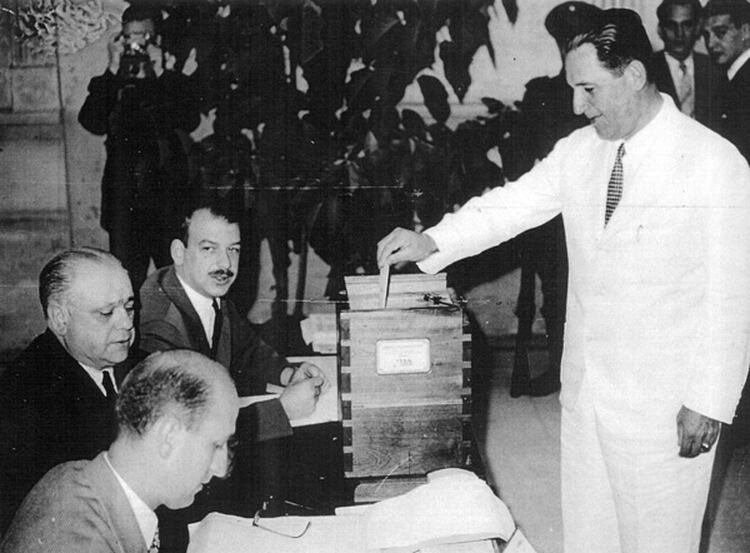 Juan Domingo Perón votando en 1951, el año en el que ganó por segunda vez la presidencia