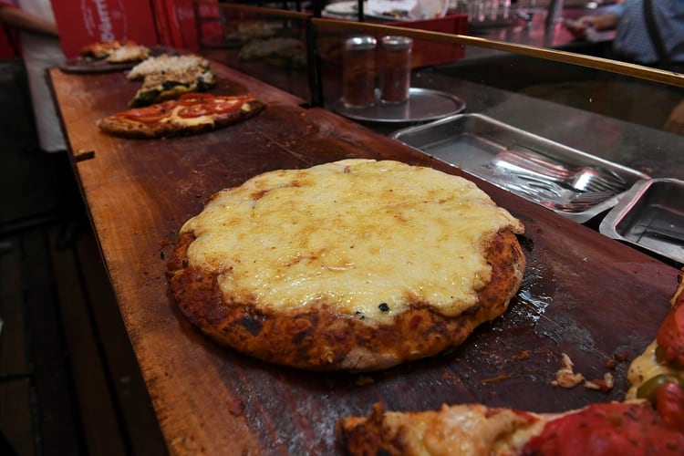 Muzzarela y provolone, a punto para cortar las porciones.