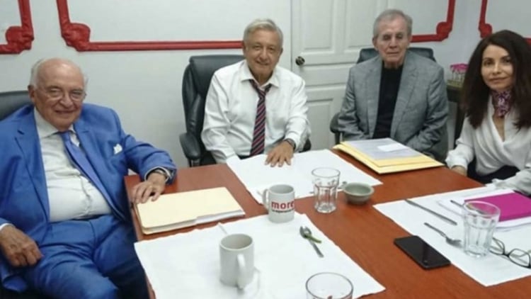 López Obrador, al centro, acompañado del equipo responsable de la 