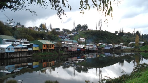 Los palafitos son una construcción que permite mantener las casas elevadas sobre los espejos de agua internos de la isla de Chiloé. Son reconocibles a nivel mundial y expresan una identidad local única
