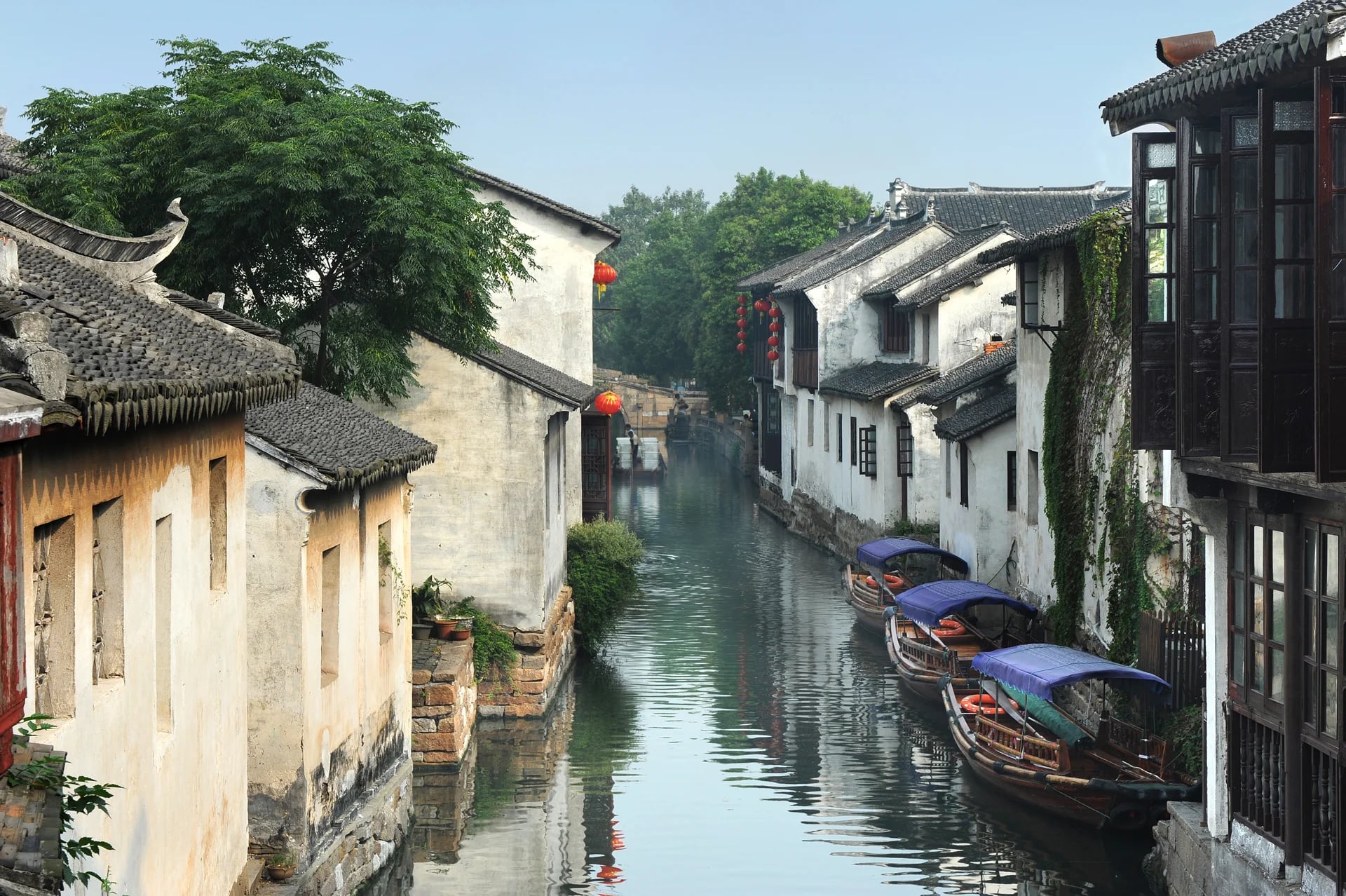 Tongli es famoso por sus calles de agua, se ubica cerca de la ciudad de Suzhou en China. La ciudad está increiblemente preservada, tiene templos y casas de la época de la dinastía Ming y Qing. Para conocer la ciudad y explorarla, se puede hacer mediante los canales y puentes (Istock)