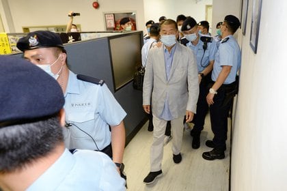 Jimmy Lai é escoltado por policiais e levado sob custódia nos escritórios do Apple Daily em Hong Kong, China (Reuters)