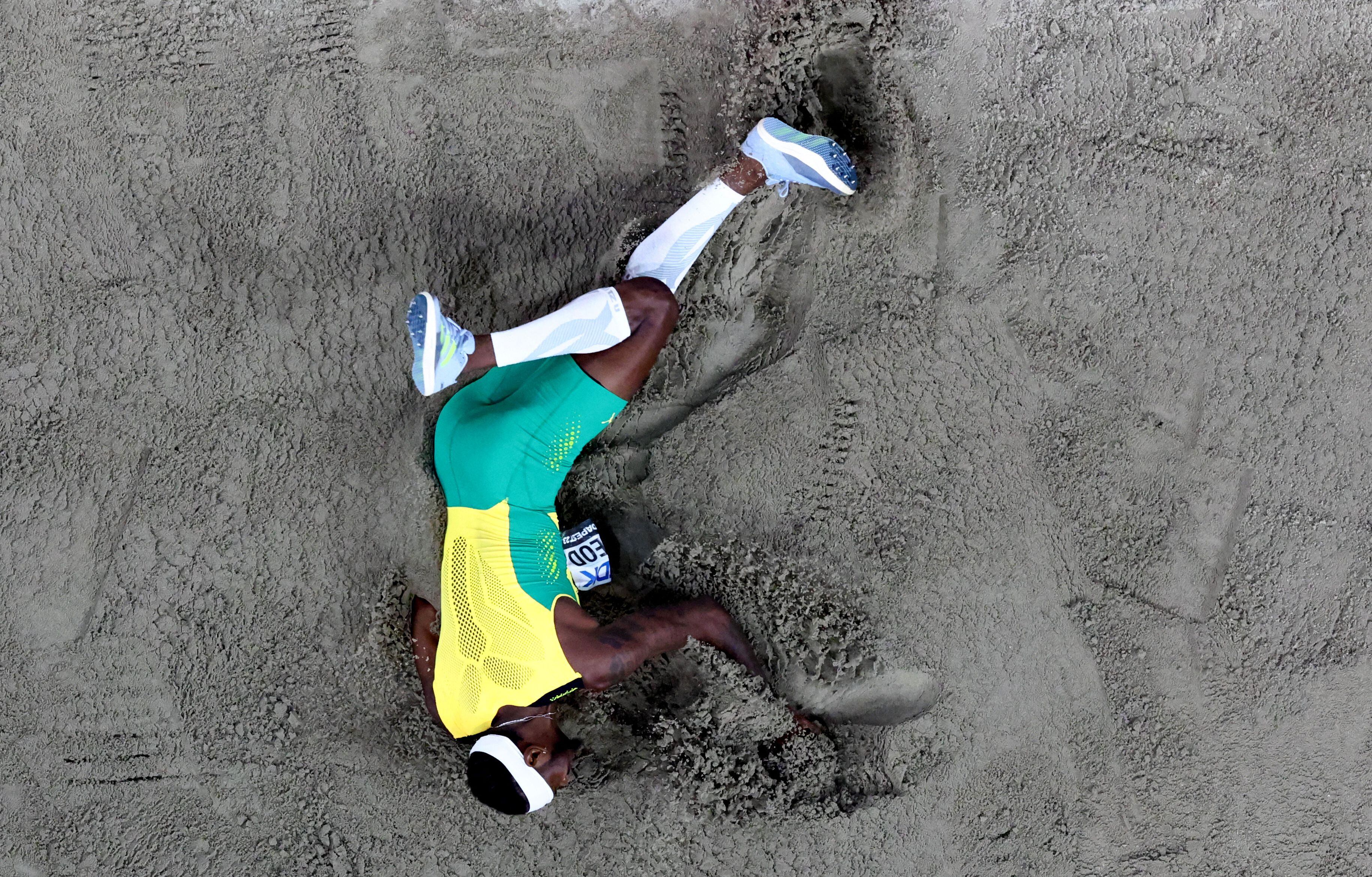 Las imágenes se volvieron virales y en las redes causó furor el salto "a lo Superman" (REUTERS/Fabrizio Bensch)
