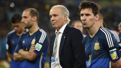 Alejandro Sabella decidió darle la capitanía de la selección argentina a Lionel Messi (AFP)