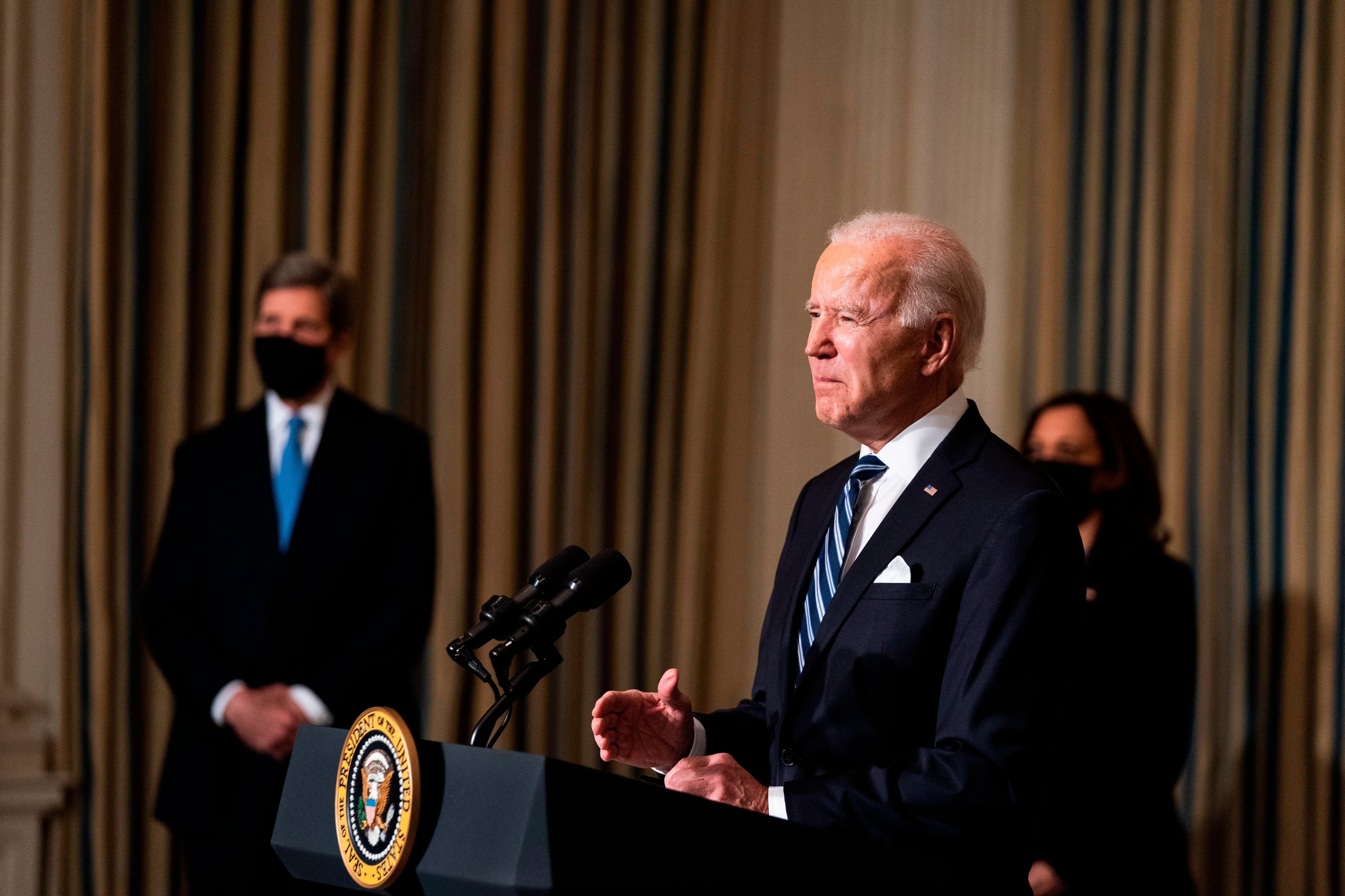 Biden reitera a Suga su compromiso de defender territorio disputado con China. EFE/EPA/Anna Moneymaker/Archivo
