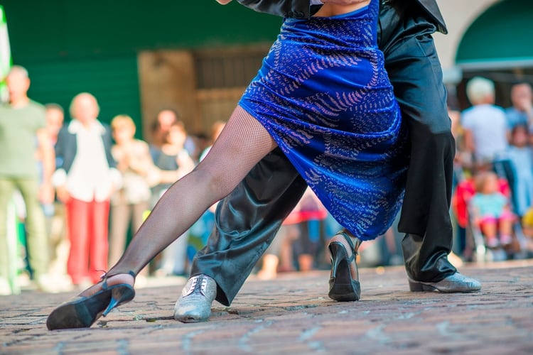 Para una dosis de autenticidad, recomiendan a los turistas dirigirse el barrio de Belgrano para encontrar La Glorieta al aire libre (sin sitio web, entrada gratuita), donde las parejas de diferentes edades bailan bajo las luces de un quiosco de música octagonal a la sombra de un edificio de departamentos de gran altura (Shutterstock)