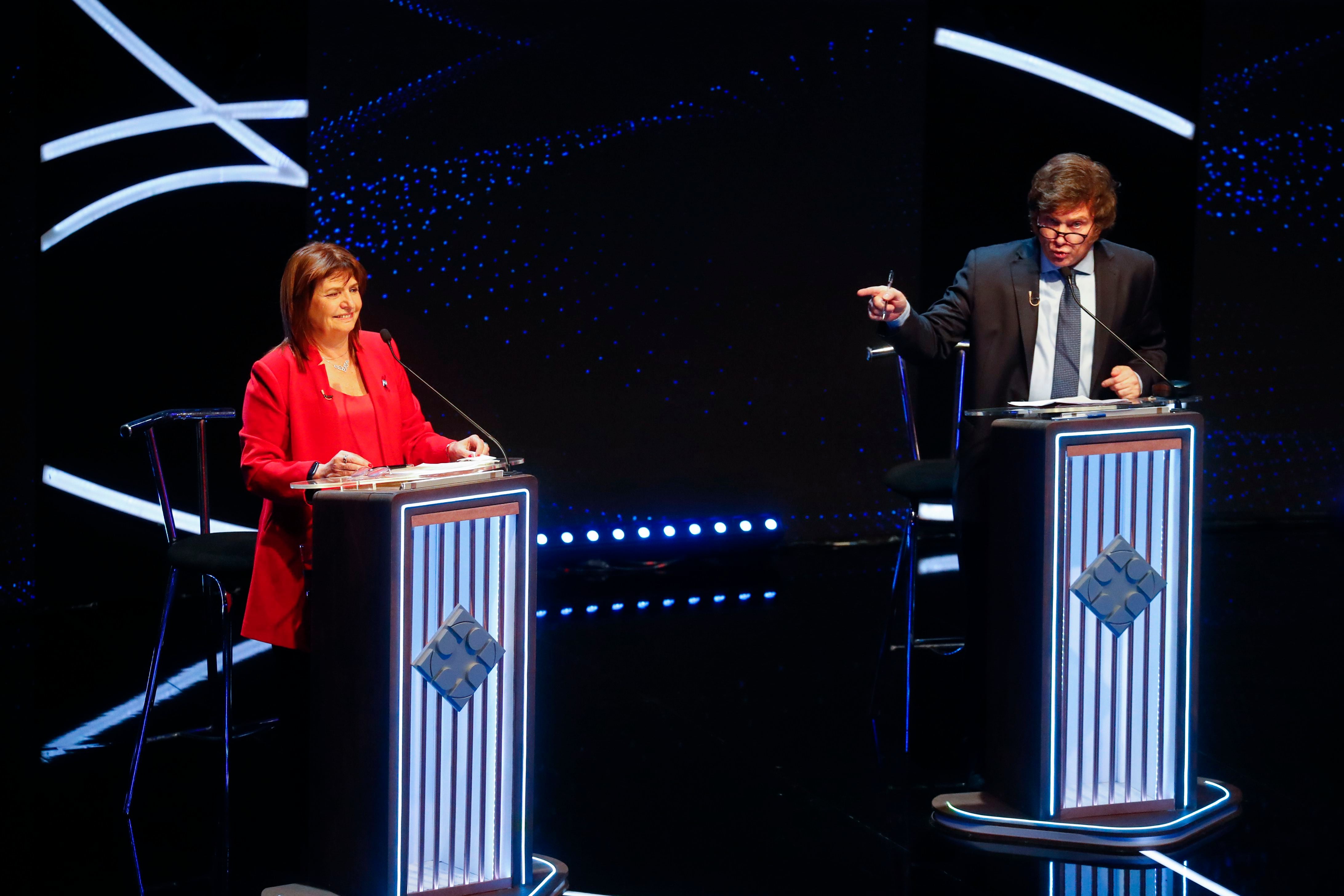 El candidato presidencial de la coalición Libertad Avanza, Javier Milei, a la derecha, se dirige a su rival Patricia Bullrich