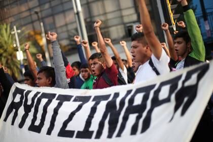 El caso de la desaparición de los 43 estudiantes de Ayotzinapa es un ejemplo de la infiltración del narco en las autoridades municipales (Foto: Reuters/Edgard Garrido)