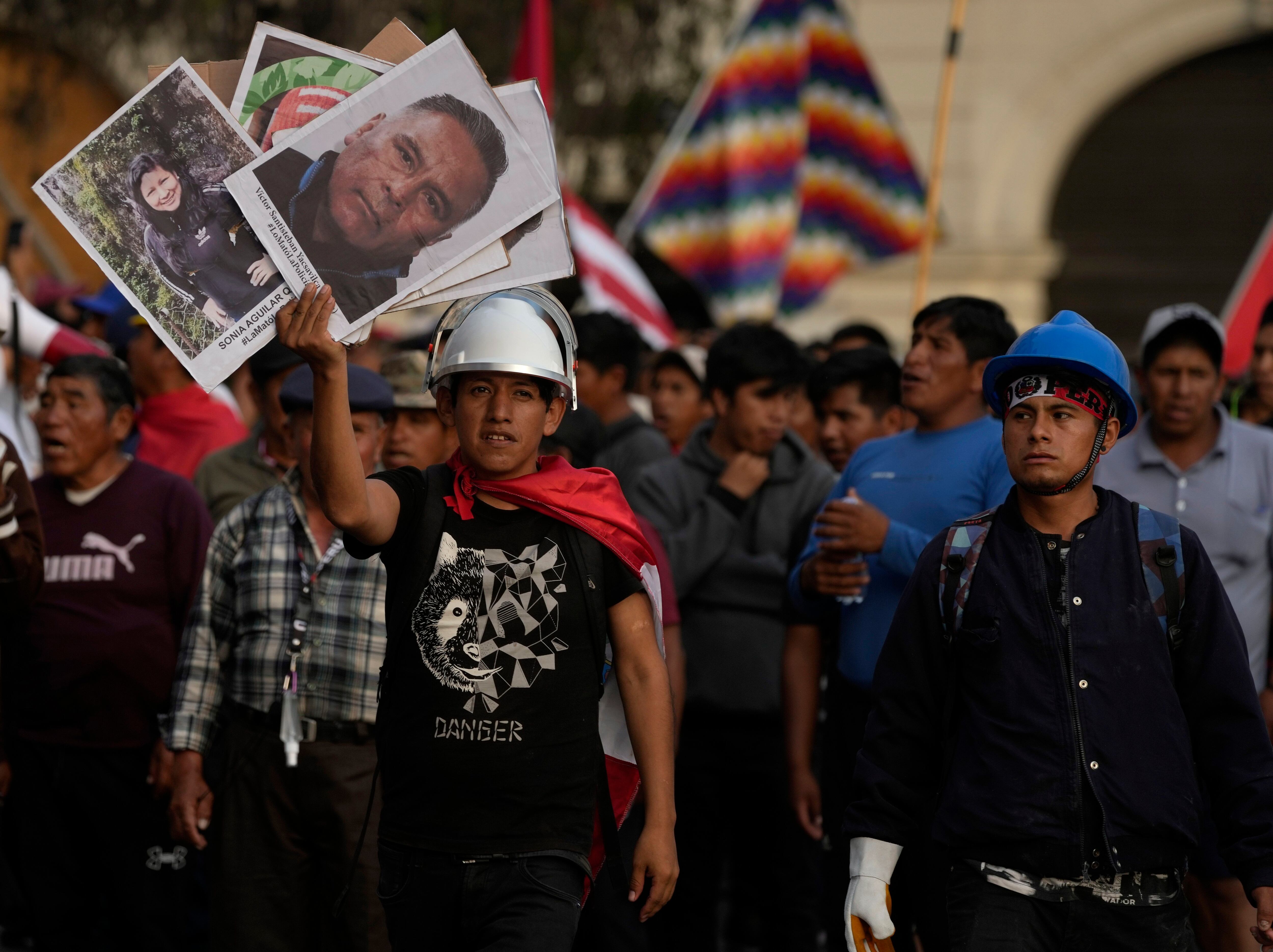 Con carteles con las fotos de las víctimas durante las protestas antigubernamentales, los manifestantes marchan contra la presidenta Dina Boluarte en Lima, Perú, el miércoles 1 de febrero de 2023. (Foto AP/Martín Mejía)