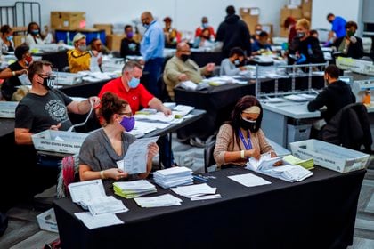 Las boletas de voto ausente son procesadas y verificadas por el Registrador del Condado de Fulton y la Administración Electoral en el State Farm Arena en Atlanta, Georgia, el 5 de noviembre de 2020. EFE / ERIK S. LESSER