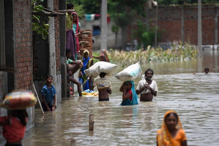 Residente3s de la India transportan mercaderías en sus cabezas (Photo by Sachin KUMAR / AFP)