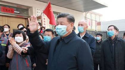 Imagen de archivo del presidente chino, Xi Jinping, inspeccionando el trabajo de prevención y control del coronavirus en la Comunidad de Anhuali, en Pekín. Xinhua vía REUTERS. 