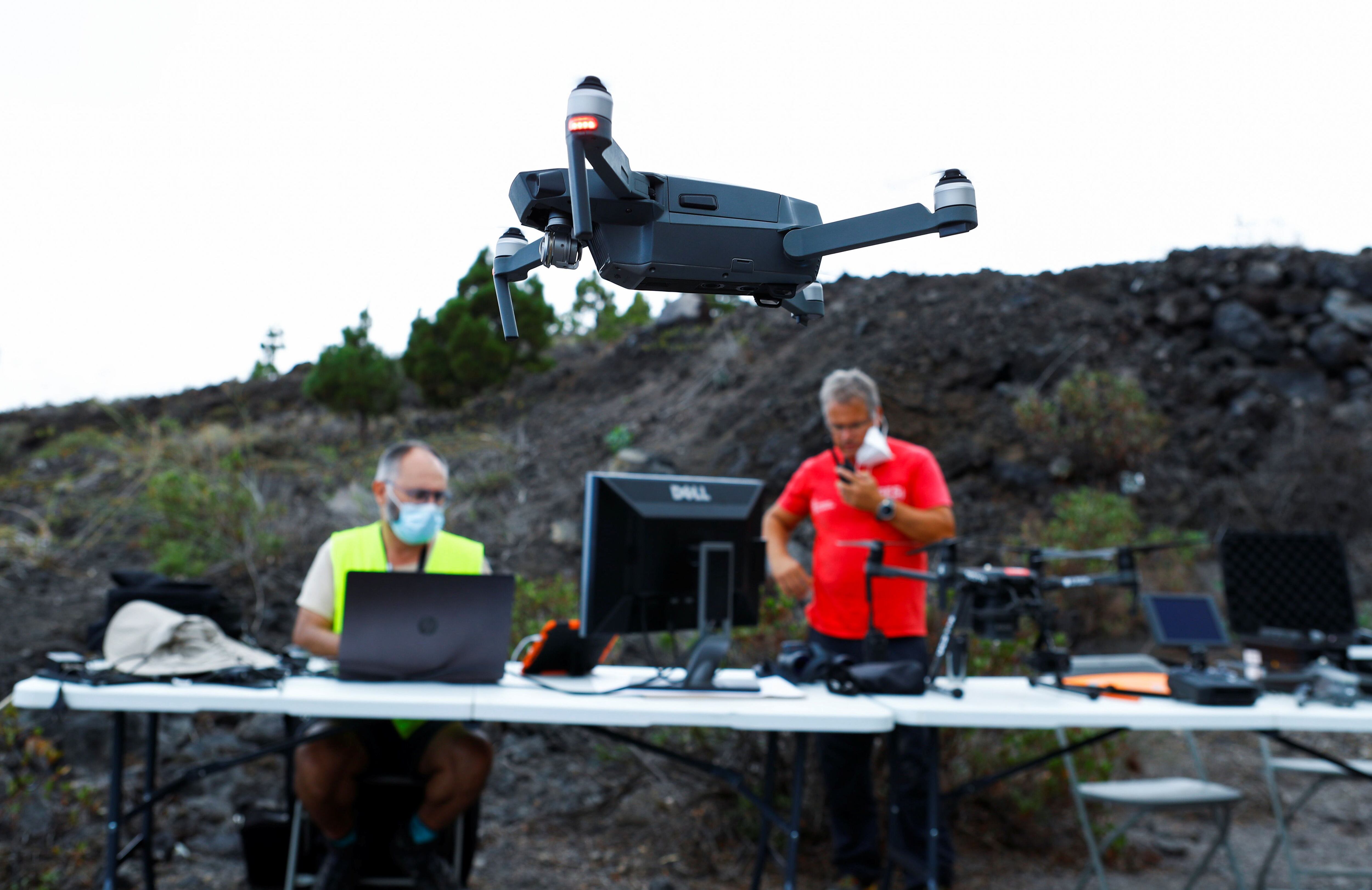 Técnicos del Instituto de Geología vuelan drones para revisar la zona (Reuters)