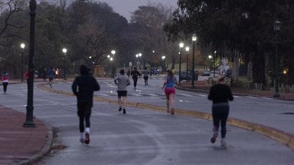 El primer día de permiso para realizar ejercicio al aire libre, la Ciudad despertó con los "runners" (Adrián Escandar)