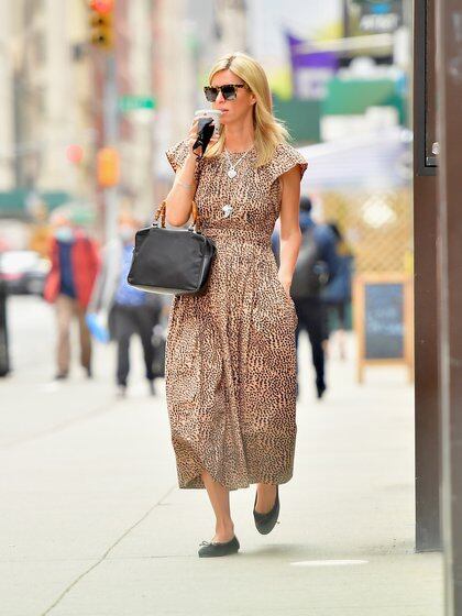 Nicky Hilton paseó por las calles de Nueva York y compró un café para llevar. Lució un vestido estampado con animal print, zapatos y cartera de cuero. Completó su outfit con lentes de sol