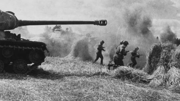 El contraataque soviético: las tropas de asalto avanzan con el apoyo de un tanque Iosif Stalin-2, bautizado con el nombre del dictador