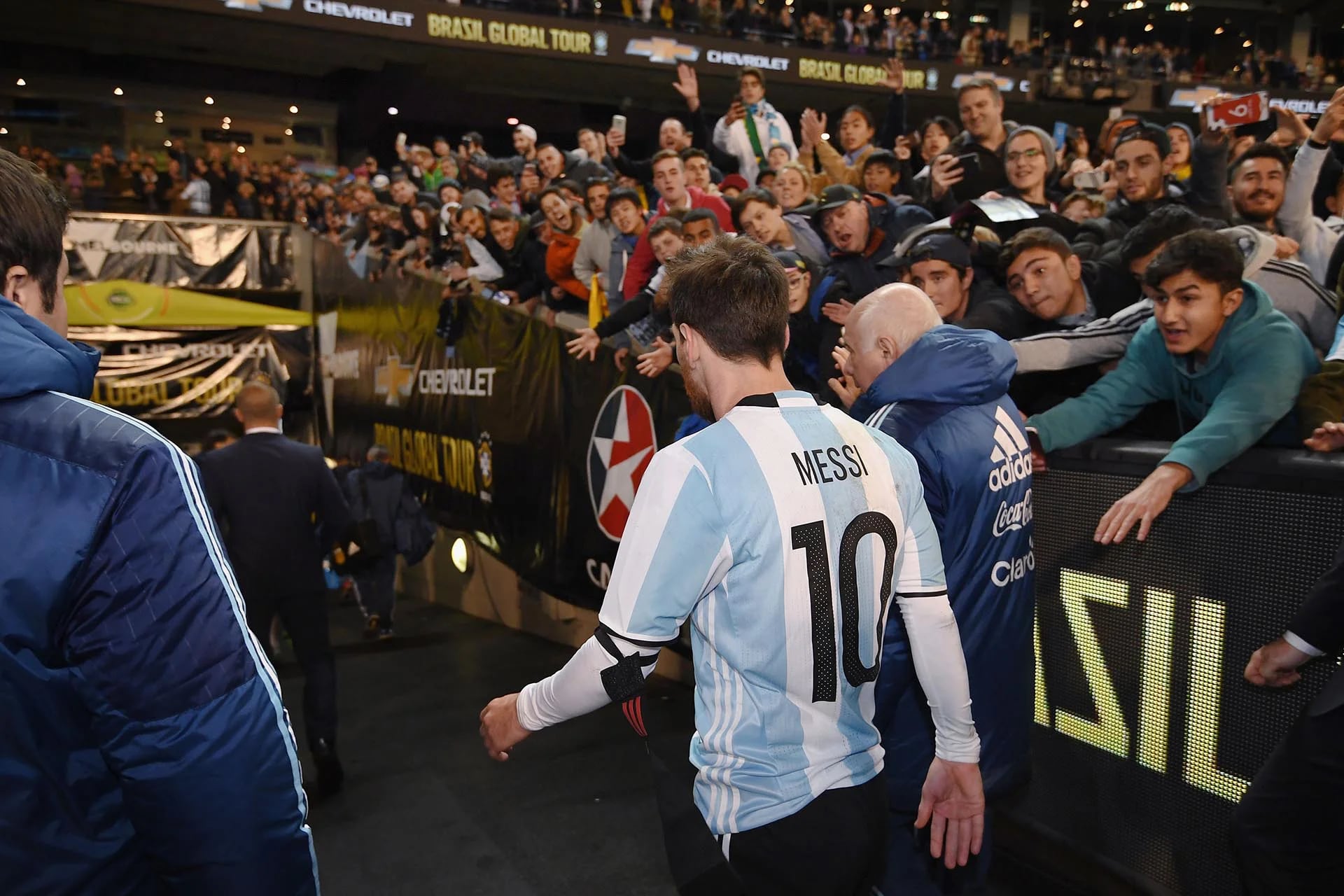 Lionel Messi deja el terreno de juego durante el partido entre Brasil y Argentina en Melbourne, Australia