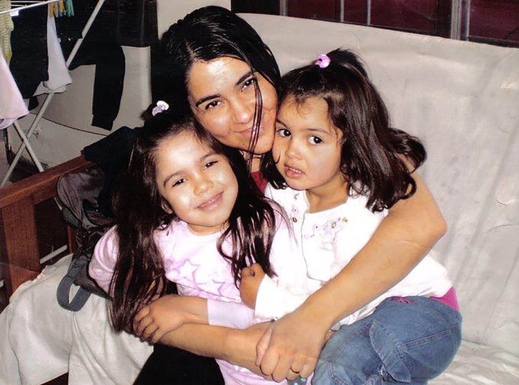 Gabriela Viagrán junto a sus hijas, poco antes de morir