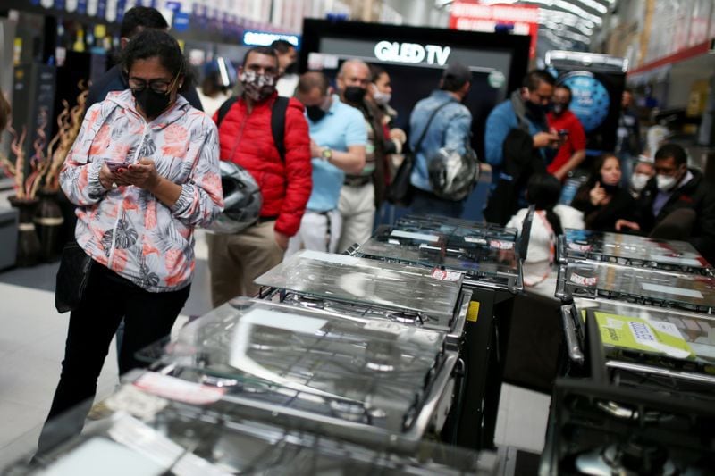 Compradores utilizando mascarilla hacen fila en un supermercado durante un día sin impuesto a las ventas, en medio del brote de coronavirus, en Bogotá, Colombia, Junio 19, 2020. Foto: REUTERS/Luisa González